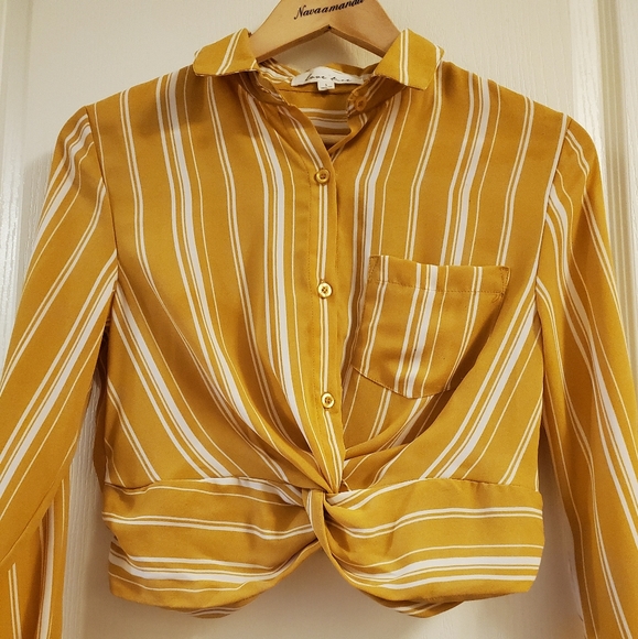 🎉3/$39 LOVE TREE Twist Front Blouse - Picture 4 of 12